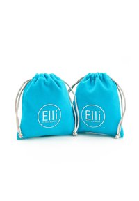 Deux sacs à cordon turquoise en tissu doux, ornés de logos circulaires blancs avec l'inscription "Elli by Julie & Grace".