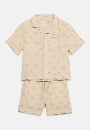 Set bej format din cămașă cu nasturi cu mâneci scurte și pantaloni scurți, cu modele cu palmieri și soare, buzunar frontal cu broderie "A&F", pantaloni scurți cu cordon.