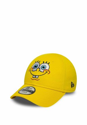 Berretto da baseball giallo brillante per bambino piccolo con volto di cartone animato ricamato che presenta grandi occhi azzurri, denti anteriori prominenti e guance rosse.