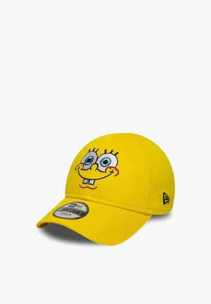 Berretto da baseball giallo brillante per bambino piccolo con volto di cartone animato ricamato che presenta grandi occhi azzurri, denti anteriori prominenti e guance rosse.