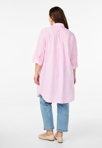 Zizzi LANGES GESTREIFTES MIT 3/4 ÄRMELN - Paitamekko - begonia p.wh.stripe