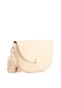 Beige Leder Umhängetasche mit abgerundetem Deckel, goldfarbigem Hardware-Verschluss und abnehmbarem Tragegurt mit Logodetail. Glatte Textur, minimalistisches Design.