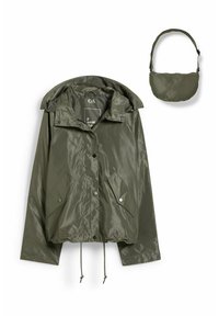 Veste légère vert olive avec boutons-pression et poches avant, accompagnée d’un petit sac à épaule assorti, tous deux en tissu brillant.