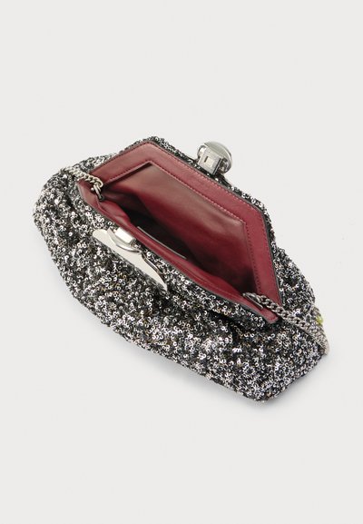 Ezüst flitteres alkalmi táska fém csattal. Belsejében mély bordó bélés és láncos pántdísz található.