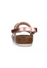 Sandal in oro rosa con più cinturini, soletta in sughero, suola in gomma e fibbia regolabile alla caviglia per una vestibilità sicura.