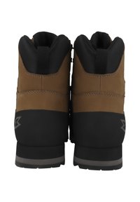 Bottes de randonnée isolées marron et noires avec une finition texturée, présentant des tiges hautes et une semelle en caoutchouc avec une bande grise le long de la base.