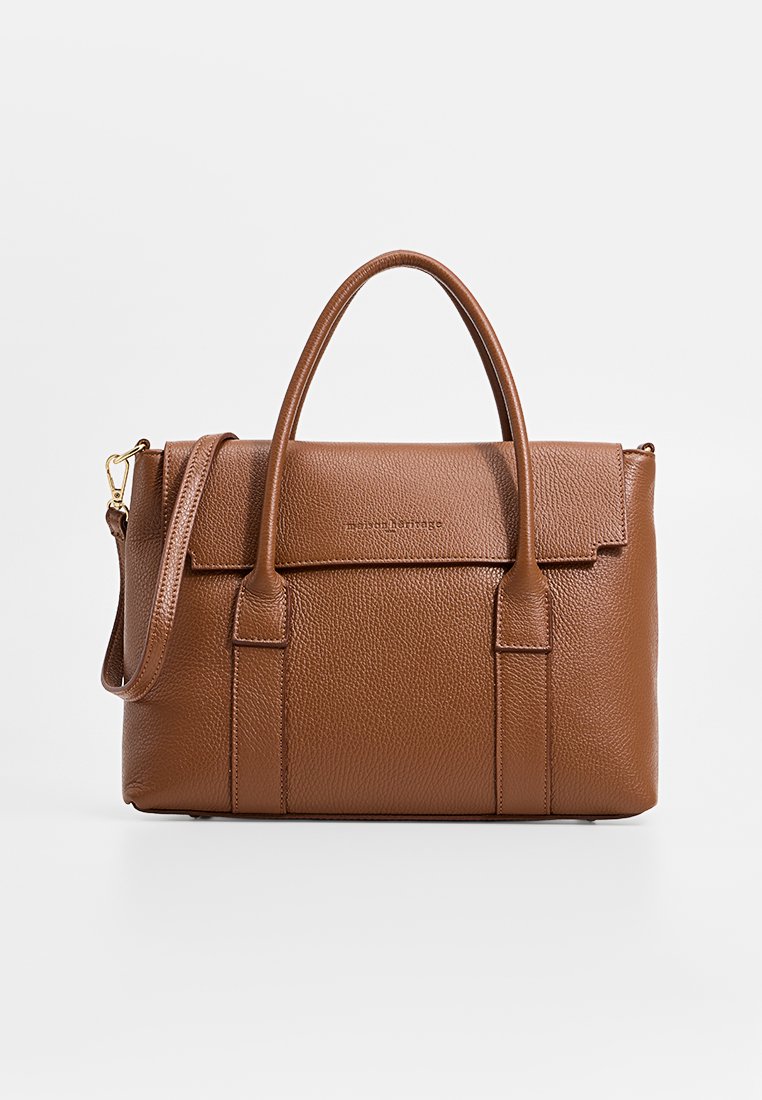 Braune Lederhandtasche mit strukturierter Oberfläche, zwei oberen Griffen und einem abnehmbaren Schulterriemen. Mit einem umschlagbaren Deckel und genähten Akzenten.
