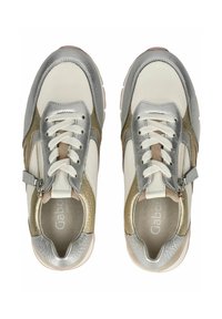 Sneakers con una combinazione di pelle bianca, oro e argento; punta rotonda, chiusura con lacci, zip decorativa e dettagli testurizzati.