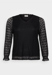 Μαύρη μπλούζα με μακριά μανίκια και V-λαιμόκοψη, με σχέδιο από διακοσμητική δαντέλα στα μανίκια και το τελείωμα, φτιαγμένη από ελαφρύ ύφασμα για αναπνοή.