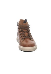 Sneaker alta in pelle marrone con finitura texture, punta rotonda, colletto imbottito, lacci a contrasto e suola in gomma.