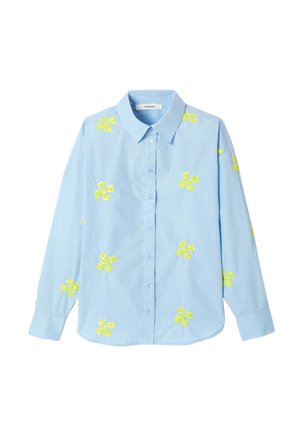 Chemise bleu clair à boutons avec manches longues et petites broderies florales jaunes éparpillées sur le tissu.