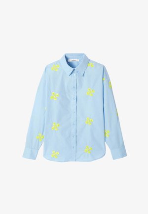 Chemise bleu clair à boutons avec manches longues et petites broderies florales jaunes éparpillées sur le tissu.