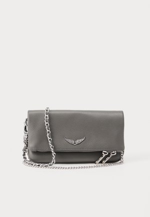 Grijze leren clutch met zilveren vleugelembleem, zilveren kettingband en twee ritssluitingen op een witte achtergrond.