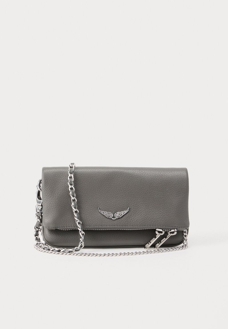 Γκρι δερμάτινο πορτοφόλι clutch με ασημένιο έμβλημα φτερού, ασημένια αλυσίδα και δύο φερμουάρ σε λευκό φόντο.