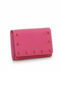 Roze faux leren portemonnee met een gestructureerde oppervlakte, voorzien van gouden cirkelvormige studs en een reliëflettertype "MIRIADBE" op de voorkant.