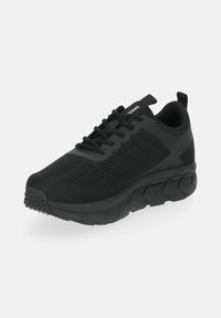 Scarpa sportiva nera con tomaia in rete per traspirabilità, suola spessa per ammortizzazione e battistrada in gomma testurizzata per aderenza, con sistema di allacciatura.