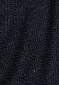 Donker marineblauwe stof met een fijne, gladde textuur; subtiel geweven met een lichte glans. Het materiaal lijkt lichtgewicht en flexibel.