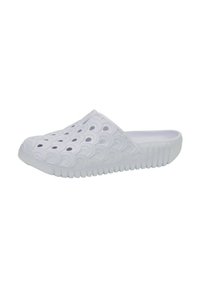 Chaussure légère blanche à enfiler avec des trous de ventilation décoratifs et une semelle rainurée, conçue pour un usage décontracté ou aquatique.