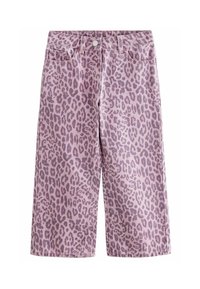 Shorts in denim rosa con motivo leopardato, vita alta, tasche frontali e chiusura con bottone e cerniera.