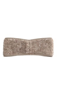 Beige fleece pannband med en mjuk, texturerad mittsektion och släta tygkanter, utformad för att ge värme och komfort.