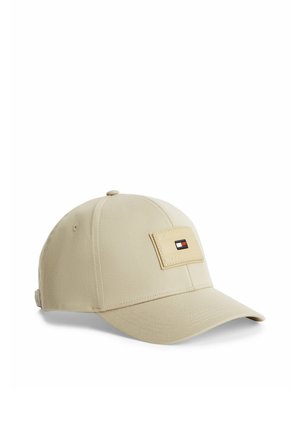 Beige Baseballkappe mit gebogenem Schirm und rechteckigem Aufnäher mit kleinem rot-weiß-schwarzem Logo vorne in der Mitte.