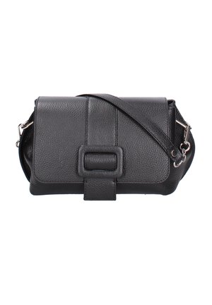 Sac bandoulière en cuir noir avec boucle rectangulaire sur le rabat avant et sangle réglable avec fermoirs métalliques.