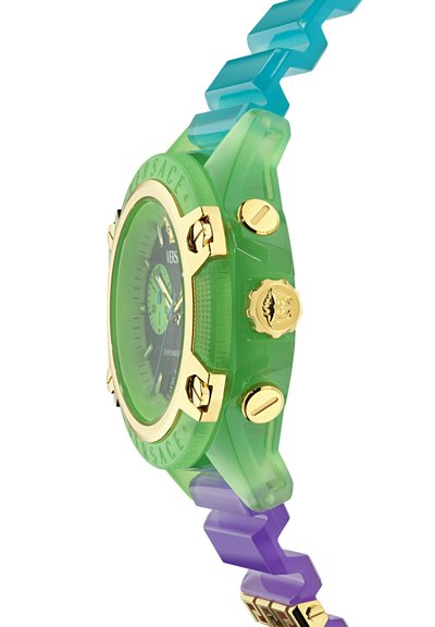 Relógio transparente verde com aro dourado, mostrador preto e pulseira de elos geométricos multicolorida em azul e roxo com detalhes dourados.