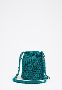 Borsa a secchiello tessuta di colore turchese con un design testurizzato, chiusura a coulisse e dettagli in metallo. Include una tracolla intrecciata per un uso a croce.