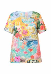 T-shirt met korte mouwen met een meerkleurige collage van strandthema-afbeeldingen, waaronder tropische bloemen, schelpen en zeesterren.