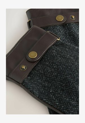 Beinwärmer aus Wollmischung mit dunkelgrauer Textur; braune Lederakzente mit Messing-Druckknöpfen oben für verstellbare Passform und Stil.