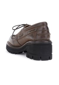 Pantof de piele maro, cu șireturi, cu talpă masivă neagră și model grozav, din unghi pentru a arăta detaliile laterale și din spate, pe fundal alb.