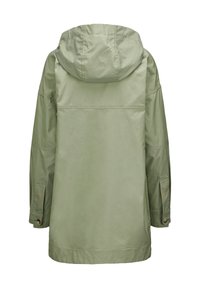 Hellgrüne, kapuzenjacke mit langen Ärmeln, die ein einfaches Design, Seitentaschen und kontrastierende orangefarbene Nähte aufweist.