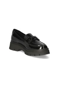 Mocassin en cuir verni noir avec semelle épaisse à rainures et bride décorative sur le dessus, légèrement incliné pour montrer le côté et l'avant.