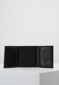 Portafoglio in pelle nera con finitura testurizzata, dotato di più scomparti per carte e due vani. Il portafoglio è aperto, mostrando il layout interno.