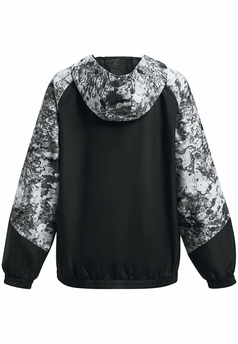 Veste noire avec une capuche et des manches grises et blanches à motifs. Dispose de poignets élastiques et d'un cordon de serrage en bas pour un ajustement réglable.