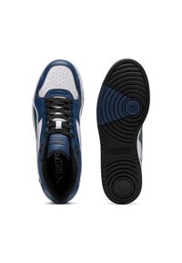 Blaue und weiße Leder-Sneaker mit schwarzer Gummisohle, perforierter Zehenpartie, schwarzen Schnürsenkeln und grünen Akzenten an der Seite. Mit Branding auf der Zunge.