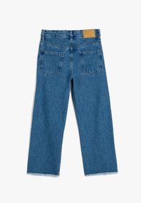 Jeans de mezclilla azul de cintura alta con corte recto, con un dobladillo deshilachado, dos bolsillos traseros y un parche de cuero marrón en la cintura.