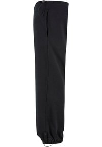 Sorte sweatpants med snøre i taljen, sidelomme og elastiske manchetter ved anklerne, lavet af blød, glat stof.
