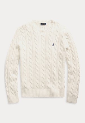 Valkoinen, kaapelikuvioinen pitkähihainen neulepaita pyöreällä pääntiellä ja laivastonsininen Polo Ralph Lauren -logo vasemmassa rinnassa.