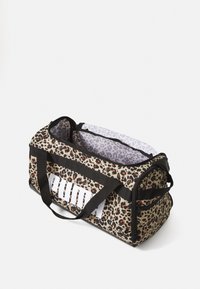 Leopardmønster duffelbag med sorte stropper, lynlås lukning og en blød inderside med et lysere dyremønster. Stort logo på siden.