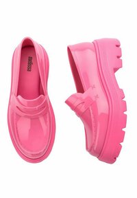 Różowe, błyszczące mokasyny z grubą, textured podeszwą, z paskiem z przodu i podniesionymi detalami ściegów wzdłuż krawędzi.