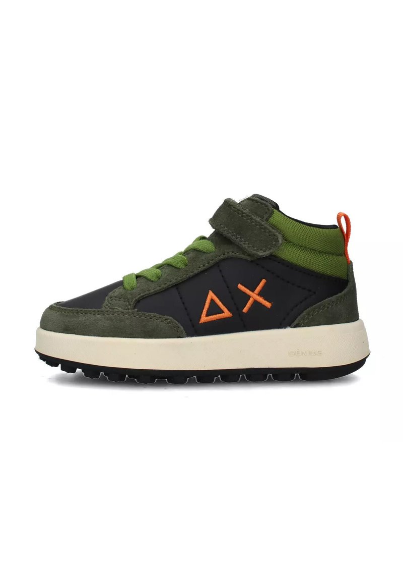 Scarpa alta verde e nera con upper in suede e materiale sintetico, dettagli arancioni, chiusura con lacci e suola in gomma testurizzata.