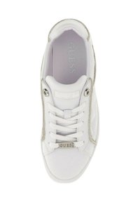 Sneakers bianchi con tomaia in pelle liscia, dotati di lacci piatti, una cerniera laterale e un design testurizzato con dettagli del nome del marchio impresso.