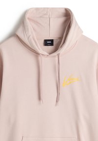 Felpa rosa con cappuccio realizzata in tessuto morbido, con coulisse e logo giallo Vans sul lato sinistro del petto. Etichetta di taglia media visibile.
