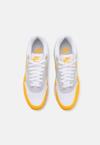 Nike Sportswear AIR MAX 1 - Sneakers low - white/university gold