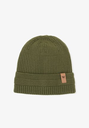 Olivgrüne gestrickte Mütze mit Rippenstruktur, ausgestattet mit einem umgeschlagenen Saum und einem kleinen Lederetikett mit reliefartigem Design.