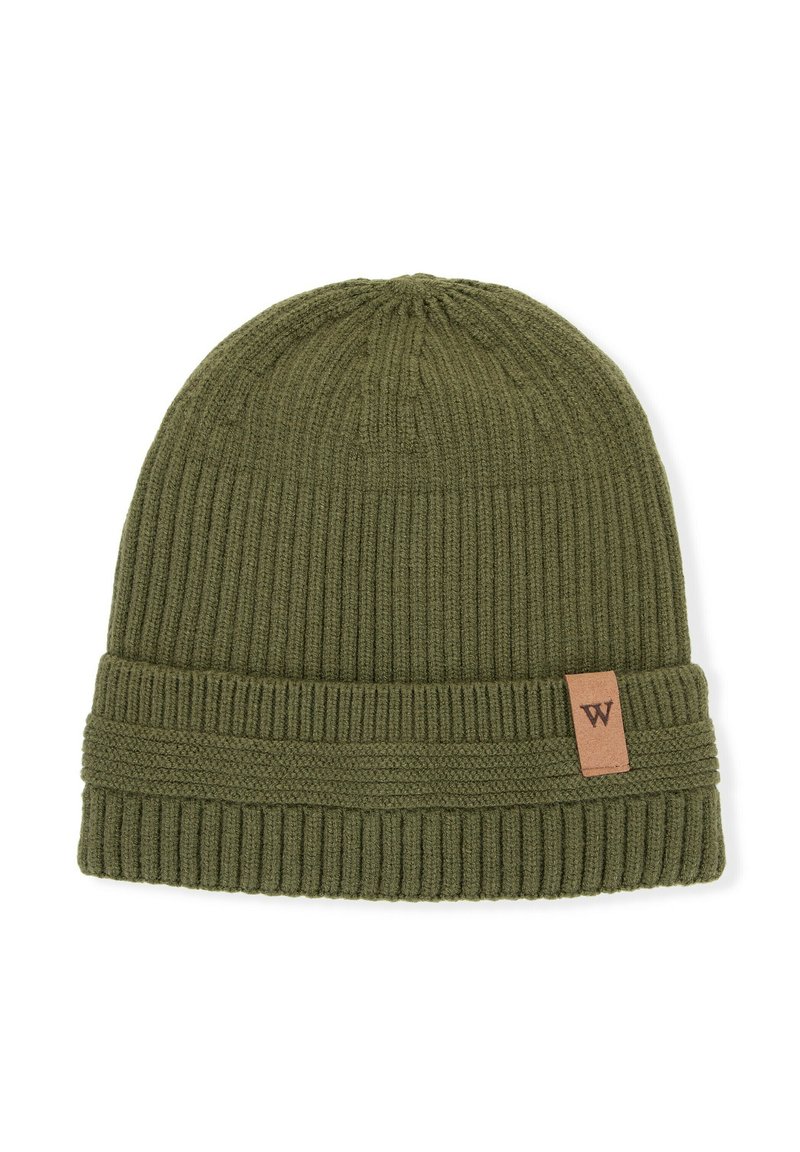 Cappello a cuffia lavorato a maglia di colore verde oliva con texture a coste, caratterizzato da un risvolto e da una piccola etichetta in pelle con motivo in rilievo.