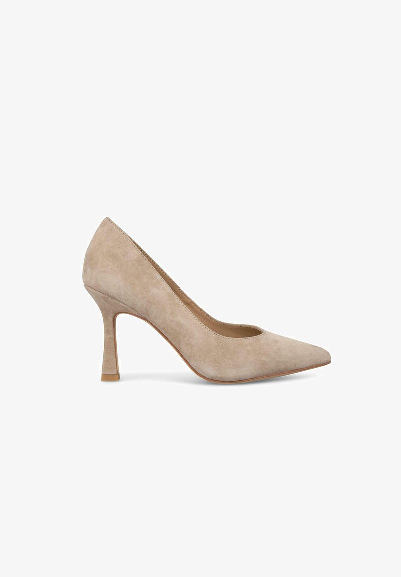 Beige Wildleder-Pumps mit hohen Absätzen und einer spitzen Zehenpartie, glatter Oberfläche und schmalem Kegelhahn. Schlichtes Design ohne Verzierungen.