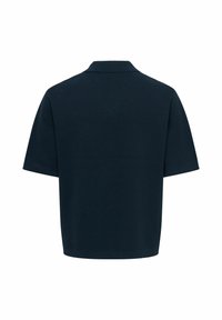 Polo bleu marine foncé à manches courtes vu de dos avec un col plat et une texture de tissu uni.