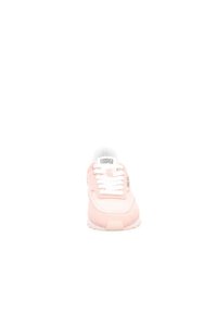 Sneaker rosa chiaro con superiore in tessuto testurizzato, lacci bianchi e suola ammortizzata con un sottile motivo di battistrada. Nome del marchio visibile sulla linguetta.